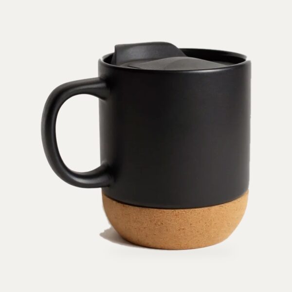 Taza de cerámica negra con tapa y base de corcho 350 ml - Nudo Studio Panamá