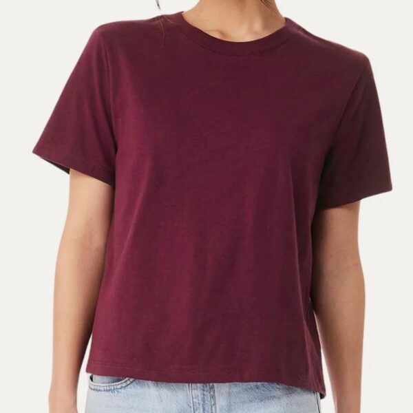 T-shirt oversize boxy mujer color Maroon puesta - Nudo Studio Panamá