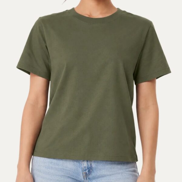 T-shirt oversize boxy mujer color Military Green puesta - Nudo Studio Panamá
