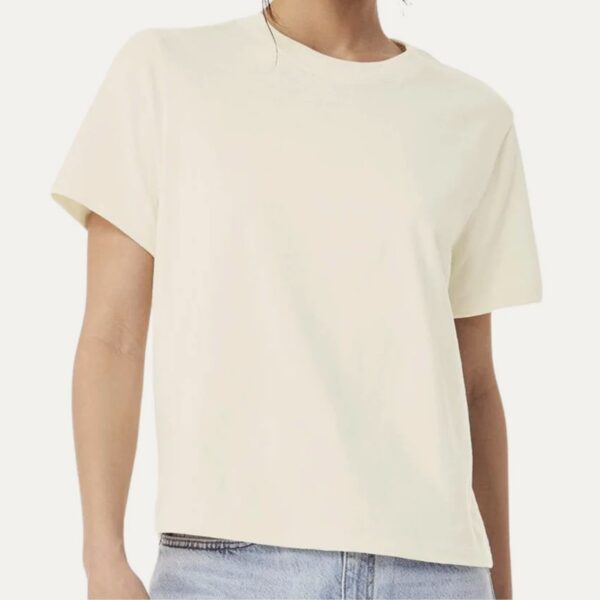 T-shirt oversize boxy mujer color Natural puesta - Nudo Studio Panamá