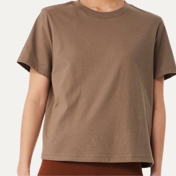 T-shirt oversize boxy mujer color Vintage Brown puesta - Nudo Studio Panamá