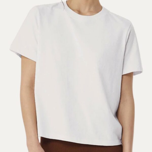 T-shirt oversize boxy mujer color White puesta - Nudo Studio Panamá