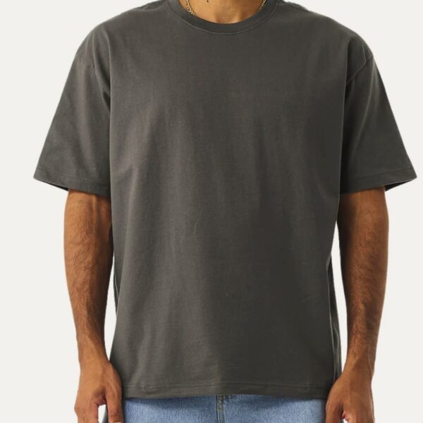 T-shirt oversize hombre color Asphalt puesta, corte oversize - Nudo Studio Panamá