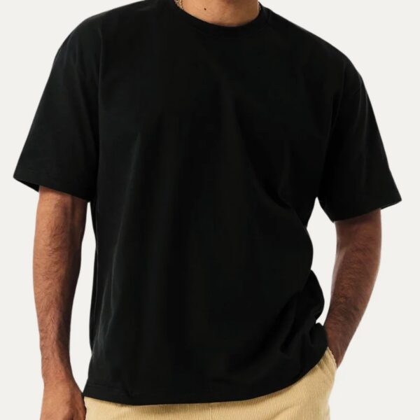 T-shirt oversize hombre color Black puesta, corte oversize - Nudo Studio Panamá