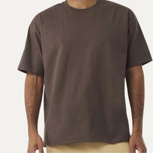 T-shirt oversize hombre color Cocoa puesta, corte oversize - Nudo Studio Panamá