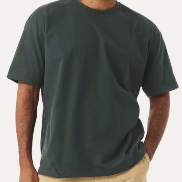 T-shirt oversize hombre color Hunter Green puesta, corte oversize - Nudo Studio Panamá