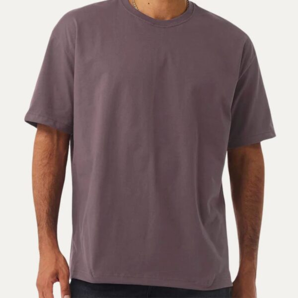 T-shirt oversize hombre color Purple Storm puesta, corte oversize - Nudo Studio Panamá