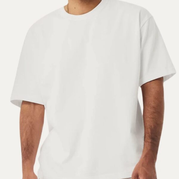 T-shirt oversize hombre color White puesta, corte oversize - Nudo Studio Panamá